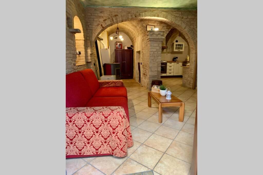 La Grotta - Casa Con Grotta Sotterranea Lejlighed Monterubbiano Eksteriør billede